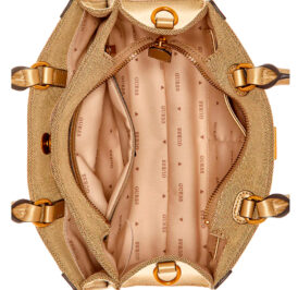 Bolsa Guess Dili Small EB933005 Latte Logo - Imagem 4